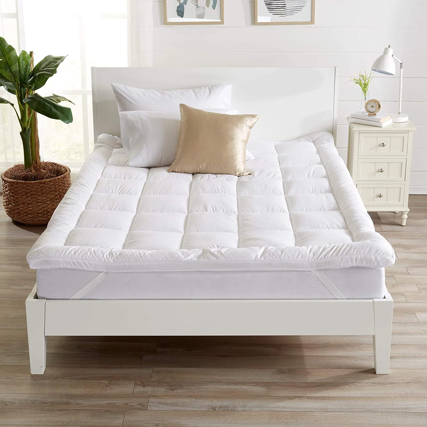 Breathable Fluffy Soft Mattress Pad Stretches up to 21 Inch Deep — product image 1
